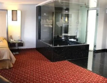 La Suite Junior con bañera de hidromasaje y su jacuzzi privado.