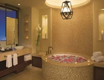 Foto del jacuzzi en la Suite Romance Master con vistas al océano.