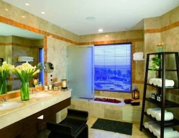 El Alojamiento Deluxe Preferred Club con vistas tropicales y cama extragrande y su jacuzzi privado.