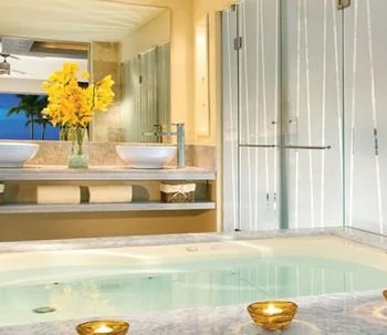 Foto de la Suite Junior con vistas a la piscina y cama extragrande para una noche especial en pareja.
