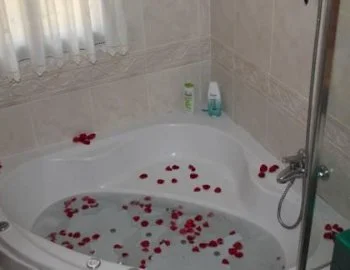 Foto de la la Suite con Jacuzzi® (4 adultos) donde se encuentra la bañera de hidromasaje.