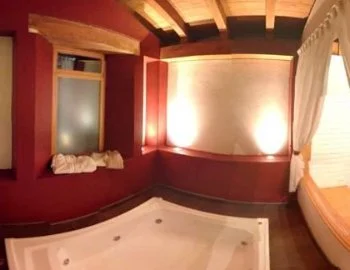 Disfruta de la Suite con bañera de hidromasaje con tu pareja.