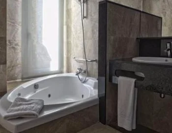 Interior de la Habitación Doble Superior con terraza - 1 o 2 camas donde tienes bañera de hidromasaje.
