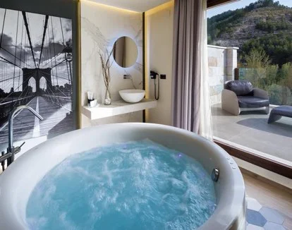 Foto del jacuzzi que puedes encontrar en la Habitación con cama grande y bañera de hidromasaje.