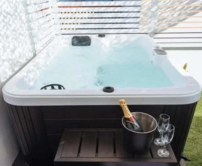 spa privado en la terraza del apartamento