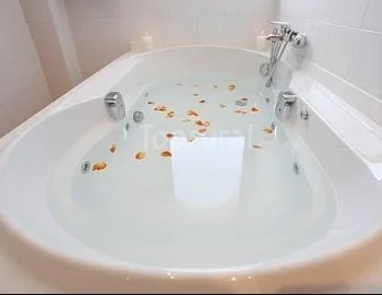 Bañera de hidromasaje para disfrutar en pareja en la Habitación con cama grande y bañera de hidromasaje.