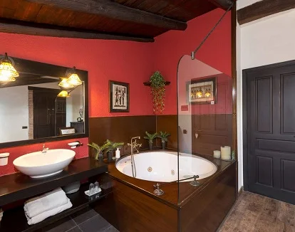 Suite con bañera de hidromasaje en Comarquinal Bioresort en la provincia de Barcelona