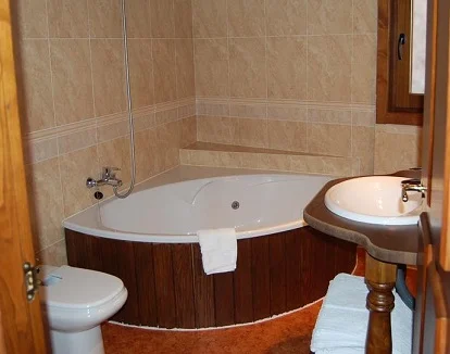 Suite con bañera de hidromasaje en el hotel rural Pacio do Sil en La Rúa en la provincia de Ourense donde puedes disfrutar de la naturaleza y una habitación muy romántica con tu pareja.