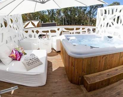 Suite con jacuzzi en la terraza de la suite del hotel sisu de Marbella