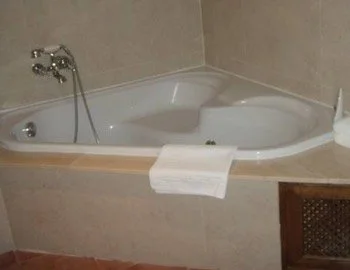 Bañera de hidromasaje de la suite del Hotel Garabatos
