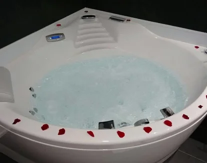 Suite con jacuzzi privado en el hotel rural de la provincia de Pontevedra A Cantaruxa Maruxa donde puedes pasar una noche muy romántica