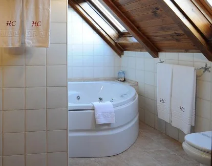 Suite con bañera de hidromasaje en el hotel Colomers en Salardú en la provincia de Lleida, un hotel romántico ideal para San Valentín