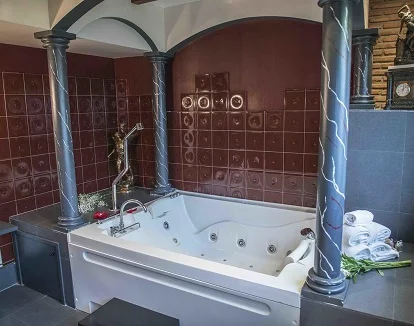 Foto del espectacular jacuzzi entre cuatro columnas junto a la ventana