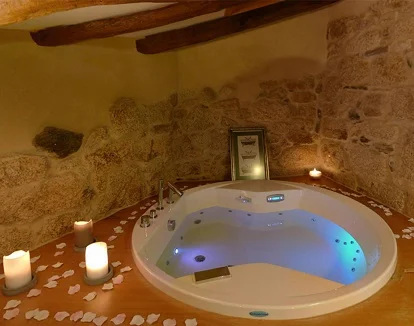 Hotel Rural O Remanso dos Patos donde podemos disfrutar de jacuzzi privado en la suite de este alojamiento de la provincia de Ourense