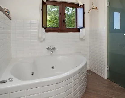 Suite con bañera de hidromasaje en el hotel Rústico y Apartamentos A Torre de Laxe en la provincia de A Coruña y donde puedes pasar una estancia muy romántica en pareja