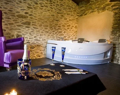 Suite con jacuzzi en hotel rural Hacienda Airabella en Viana do Bolo en la provincia de Ourense