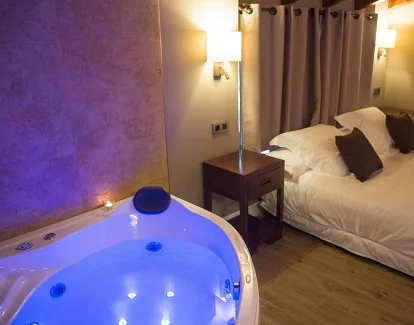 Foto del jacuzzi junto a la cama en la acojedora suite del hotel Osabarena Hotela