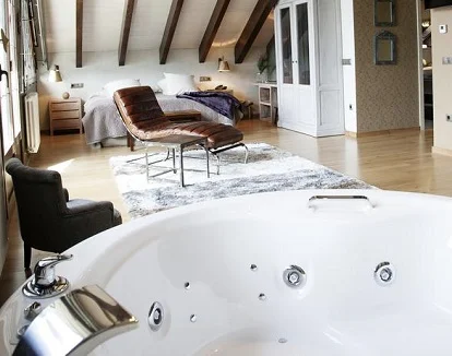 Foto del jacuzzi en la suite del hotel rural Villa de Torla en la provincia de Huesca