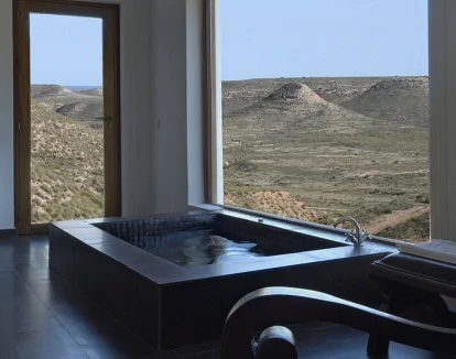 Foto del jacuzzi de la suite de la Almendra y el Gitano donde tienes vistas al parque de Cabo de Gata