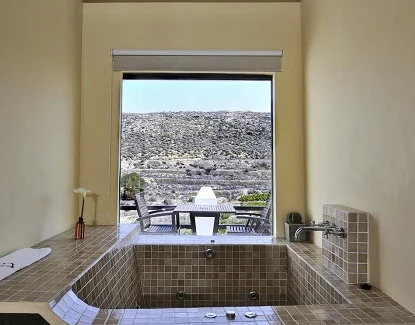 Suite con bañera de hidromasaje en La Almendra y el Gitano, en Agua Amarga provincia de Almeria, donde se puede disfrutar de un entorno natural de gran belleza