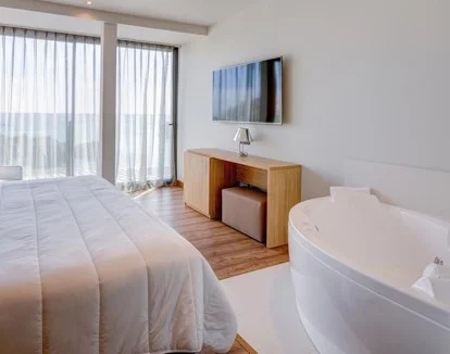 suite con jacuzzi y vistas al mar