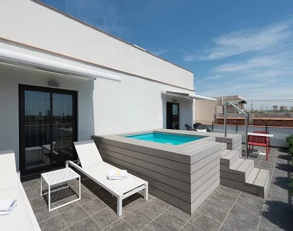 Suite con piscina privada en Hotel Vueling Bcn donde puedes disfrutar de una habitacion con terraza con su propia piscina para disfrutar en pareja