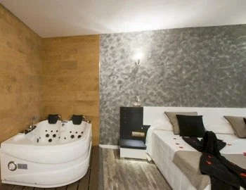 La con jacuzzi privado para estancias románticas.