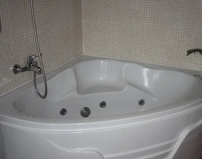 La suite familiar de Casa Rural da Meixida tiene un jacuzzi para dos perfecto para relajarse en pareja en este hotel de Muiños en la provincia de A Coruña