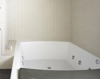 Suite junior con balcón con bañéra de hidromasaje en el hotel rural Gaintza en un hotel muy bien valorado perfecto para dar un sorpresa muy romántica a tu pareja