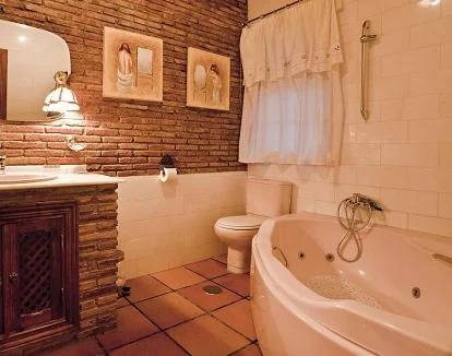 Foto de la bañera de hidromasaje en la suite junior de El Balcón de las Nieves en La Zubia provincia de Granada