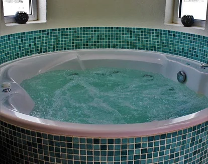 Jacuzzi en la suite junior del hotel rural miKasa Agua Amarga SPA en el Cabo de Gata