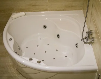 Bañera de hidromasaje en el baño de la suite con terraza en el Hotel Rural el Nacimiento de Deifontes en la provincia de Granada