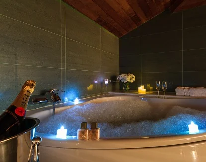 La suite junior deluxe tiene un excelente jacuzzi perfecto para una estancia romántica en este excelente hotel rural de la provincia de Orense