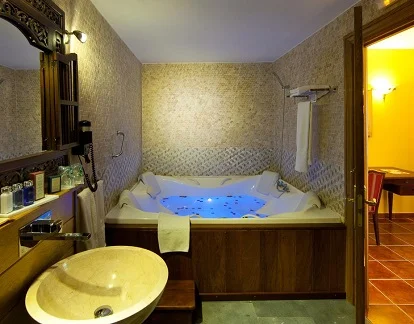 Foto del jacuzzi en la suite real del hotel rural Relais du Silence Hotel & Spa Etxegana