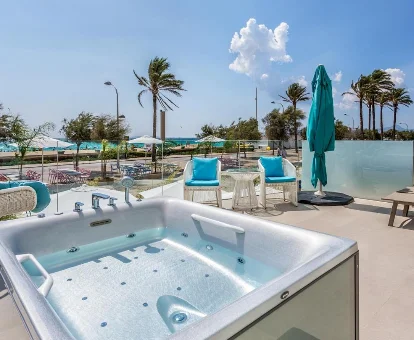 Preciosa Suite Sea Sun Sand con vistas al mar y bañera de hidromasaje privada en la terraza.