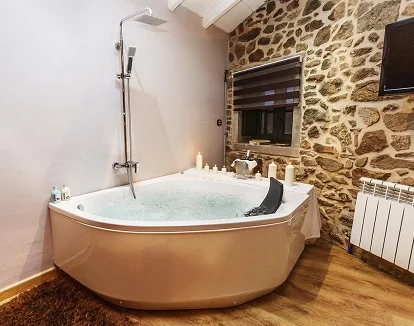 Foto del Jacuzzi en la suite superior del hotel rural Casa de Lema en Morpeguite en la provincia de A Coruña
