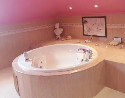 Foto de la bañera de hidromasaje de la suite superior con vistas al mar