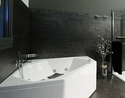 Foto de la bañera de hidromasaje que puedes encontrar en la suite superior del hotel rural de Vizcaya Aldori Landetxea