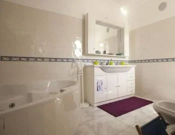 Bañera de hidromasaje para disfrutar en pareja en la Habitación Doble Deluxe.
