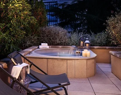 Terraza con jacuzzi privado y acceso a piscina del hotel Balmes de Barcelona