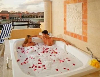 La Suite Royal Junior y foto de la bañera de hidromasaje que puedes disfrutar.