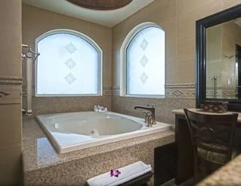 Foto del jacuzzi que puedes encontrar en la Suite Junior Deluxe con bañera de hidromasaje - Se puede alojar 1 niño de forma gratuita.