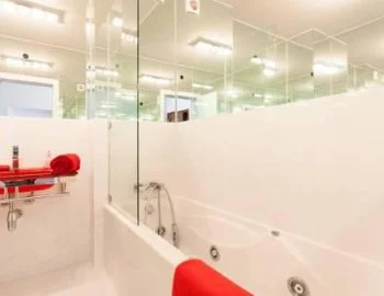 Interior de el Apartamento con vistas al mar donde encontrarás un jacuzzi para relajarte con tu pareja.