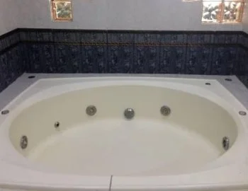 La Habitación con cama extragrande y bañera de hidromasaje con jacuzzi privado para estancias románticas.