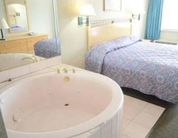 El jacuzzi que encuentras en la Suite de lujo con cama extragrande y bañera de hidromasaje.