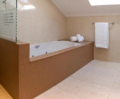 El jacuzzi que encuentras en la Habitación Familiar (2 adultos + 2 niños).