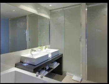 Foto y detalle de jacuzzi en la Suite Presidencial.