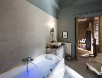 Jacuzzi privado en la Suite con cama extragrande y bañera de hidromasaje.