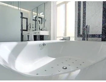 Jacuzzi privado en la Suite de lujo.