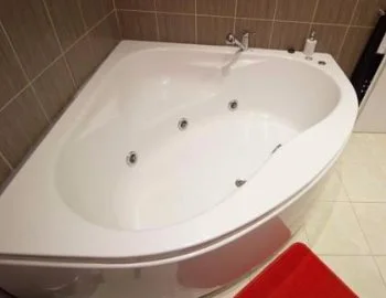 Foto de la Habitación con cama extragrande y bañera de hidromasaje con jacuzzi privado.